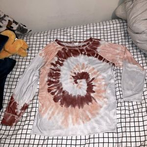 Sz large long sleeved tye dye Henley